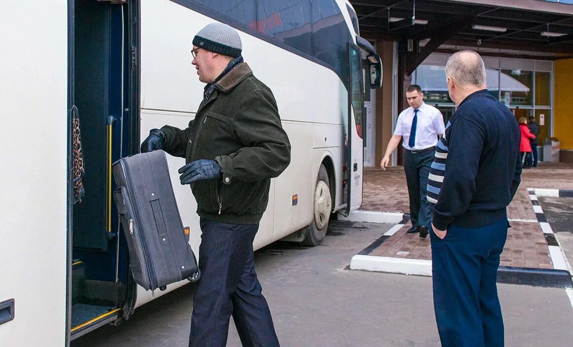 Автовокзал теплый стан. Люди на автовокзале. Автовокзал Москва люди. Автовокзал Москва.