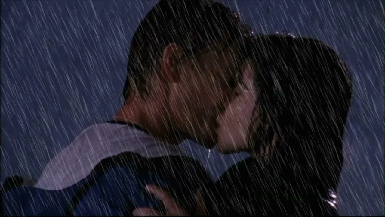 Девка под парнем. Поцелуй под дождем. Парень под дождем гиф. Обнимаются под дождем. Парень и девушка под дождем.