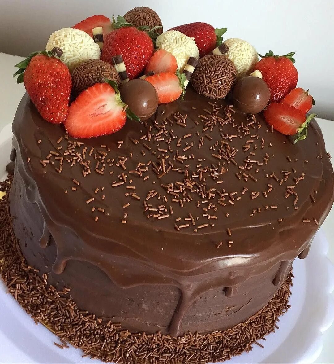 Торты на день рождение фото рецепт. Шоколадный торт. Красивые торты. Украшение торта шоколадом. Украшение шоколадного торта.