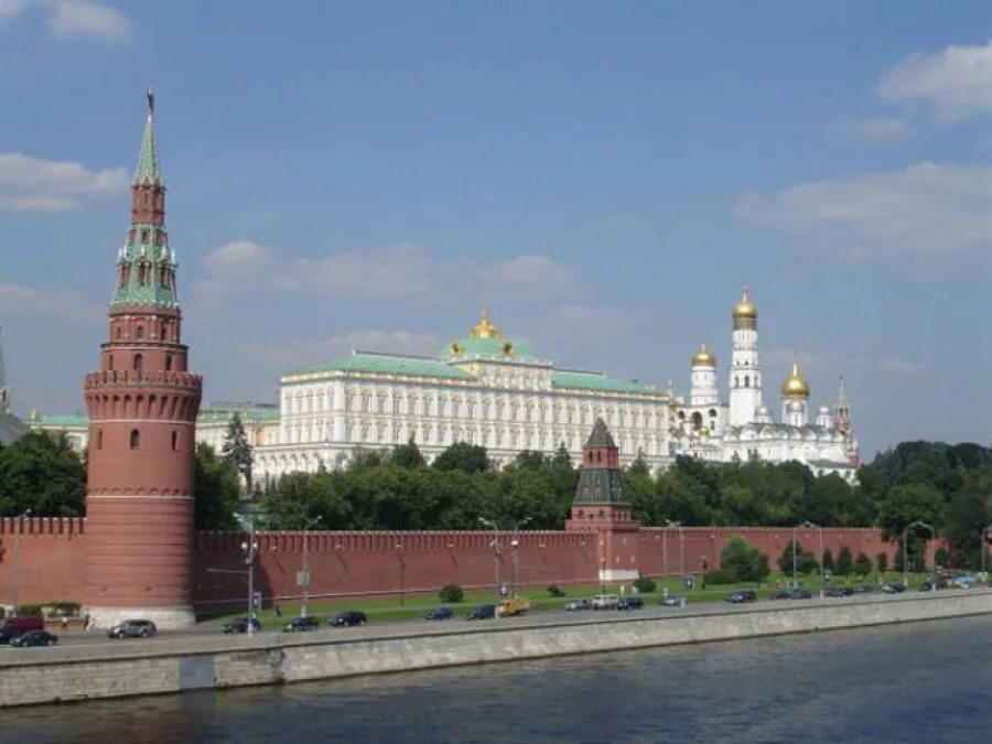 Белый дом в кремле москва. Территория московского кремля. Короткие кремль. Цвет кремля. Короткие кремль.