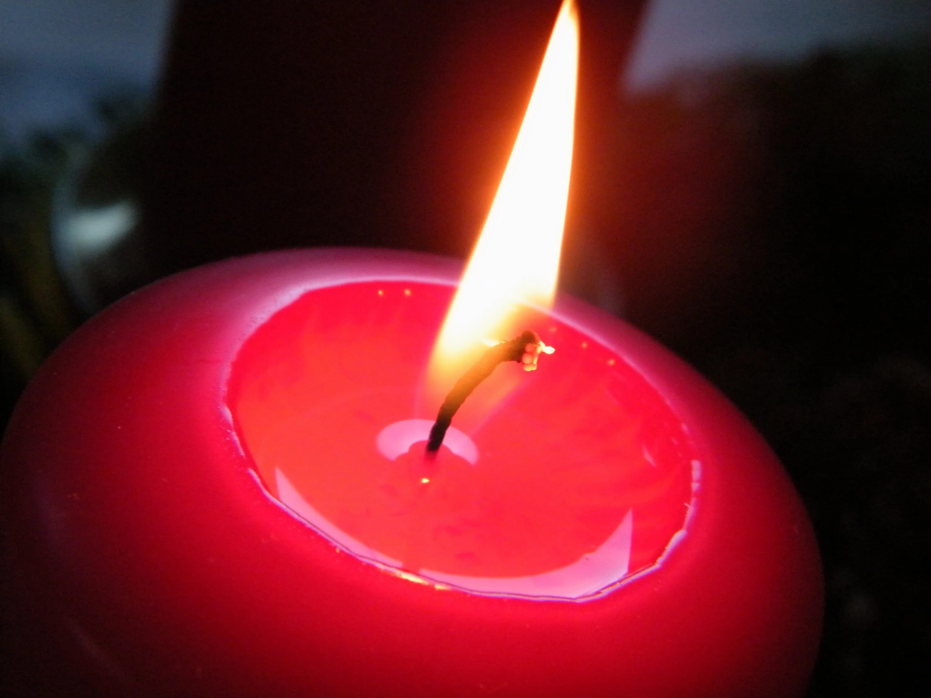 Свечка картинка. Красная свеча. Красная горящая свеча. Огонь восковой свечи. Красная свеча зажженная.