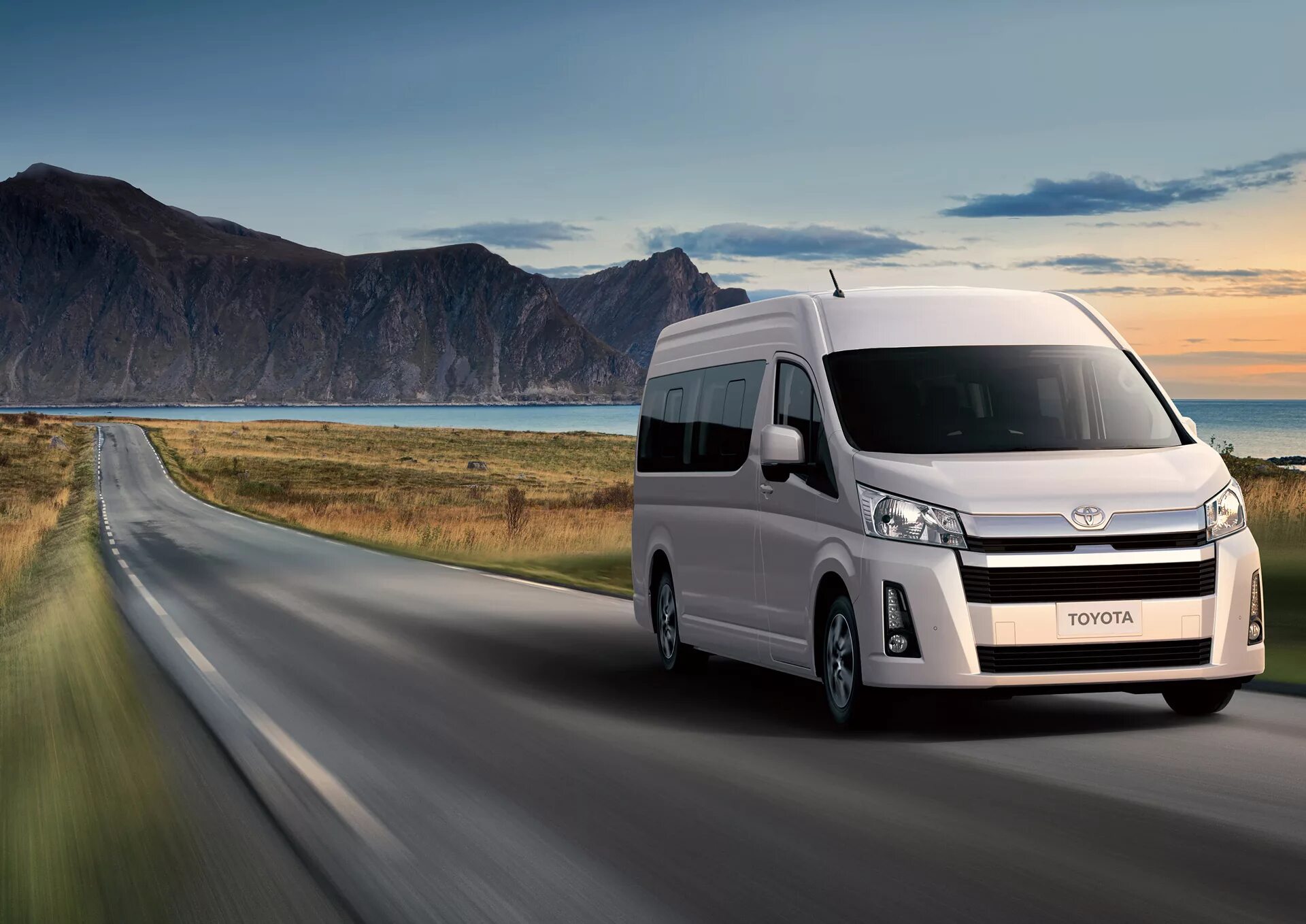 Минивэн toyota hiace. Toyota hiace 2004. Тойота хайс с левым рулем 4х4. Тойота хайс пассажирский. Minibus toyota hiace.