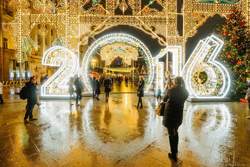 Новогодняя москва. Новогодняя москва 2018. Новый год 2016 москва. Москва 2022. Шар на манежке.