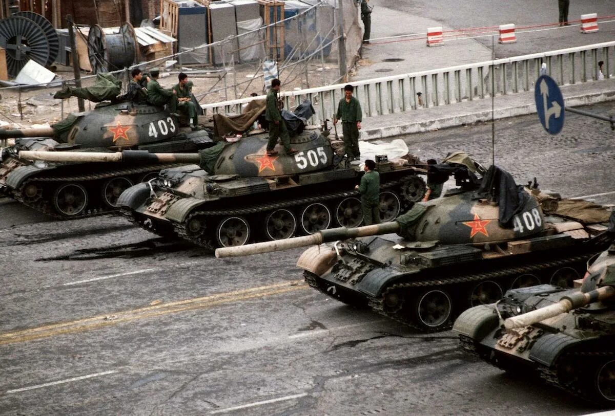 События на площади тяньаньмэнь. Площадь тяньаньмэнь 1989. площадь тяньаньмэнь 1989 танк. танки на площади тяньаньмэнь 1989. площадь тяньань мень 1989.