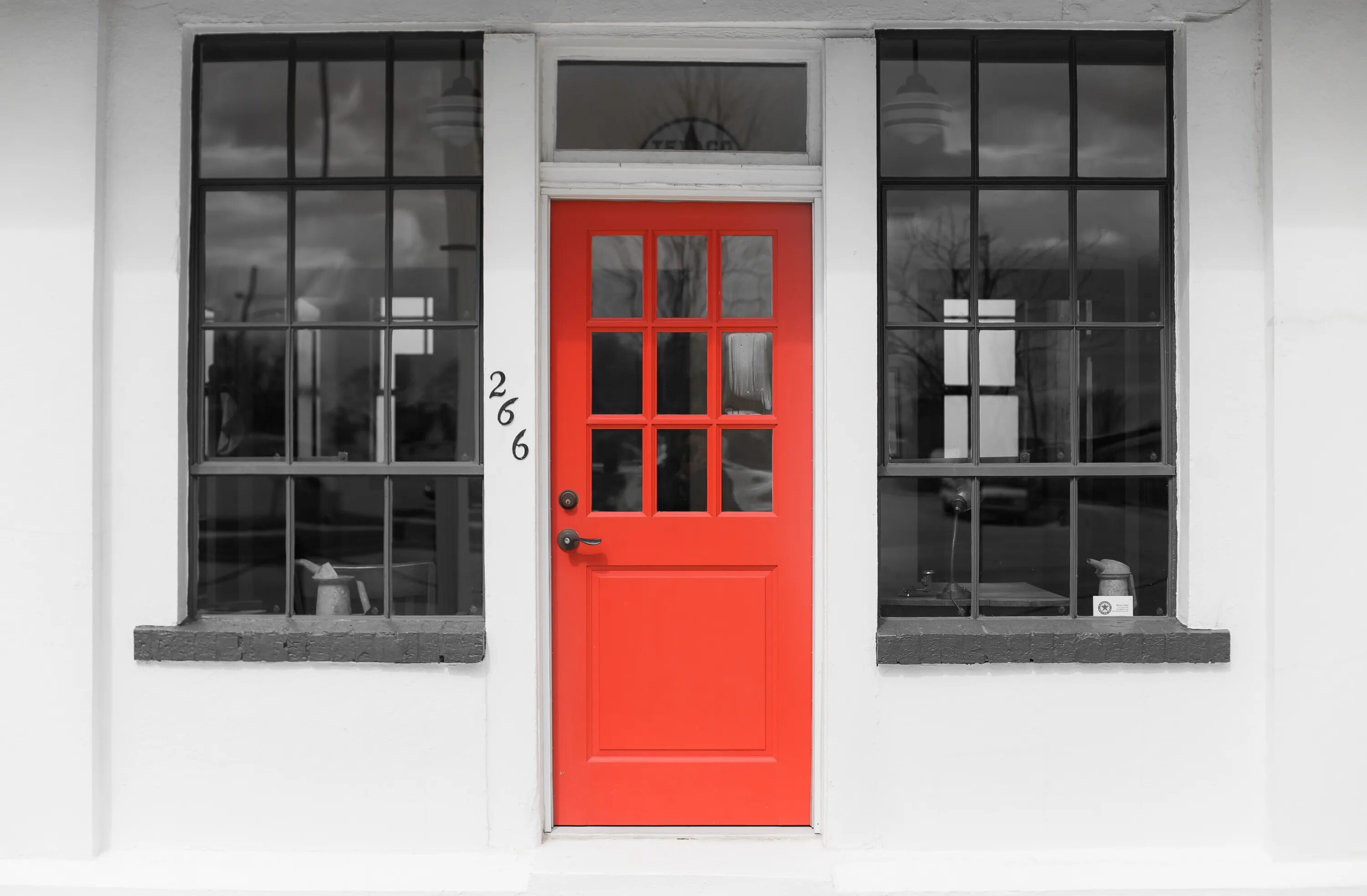 Красная дверь в интерьере. Красные оконные рамы. Цветные двери. Красная дверь Doors.