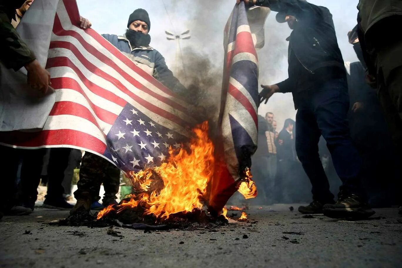 Израилю угрожают. Иранцы сжигают американский флаг.