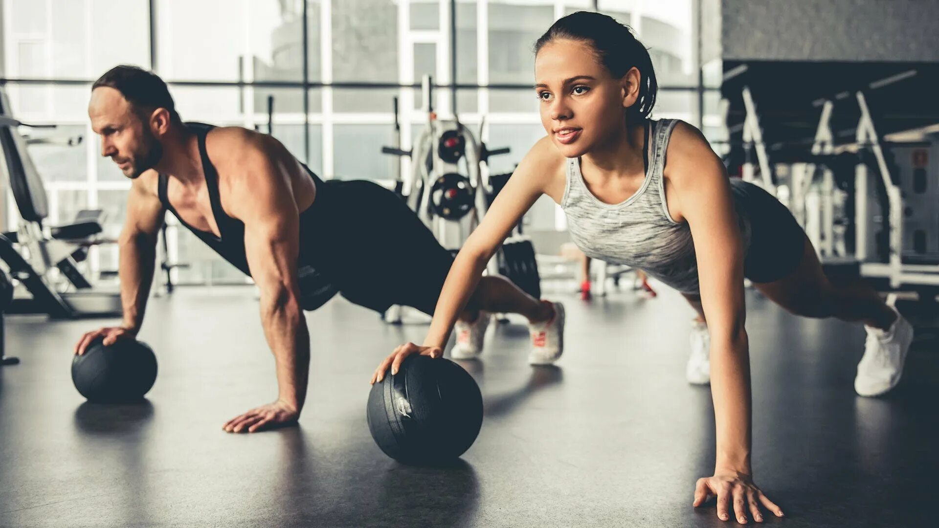 Do sports for keeping fit. Люди в спортзале. Фитнес мужчина и женщина. Мужчина и женщина в спортзале. Фитнес групповая тренировка девушки.