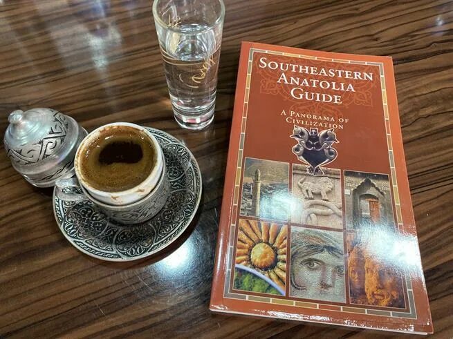 Турецкое кофе касва. Кофе в турке. Кофе по турецки подача. Как пить турецкий кофе. Как пить турецкий кофе.