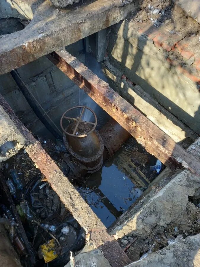 Холодная вода Саратов. Отключение воды в Саратове. Разрушенная Коммунальная сеть водоснабжения. Воду Саратов отключили.