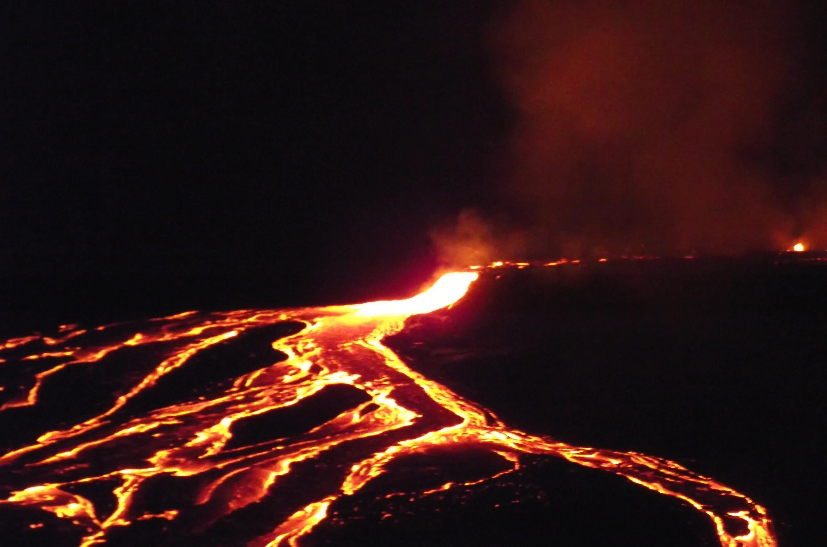 Огненная лава Огненная лава Огненная лава. Река огненной ЛАВЫ. Вулканические трещины. Огонь лава. Вулкан трещины