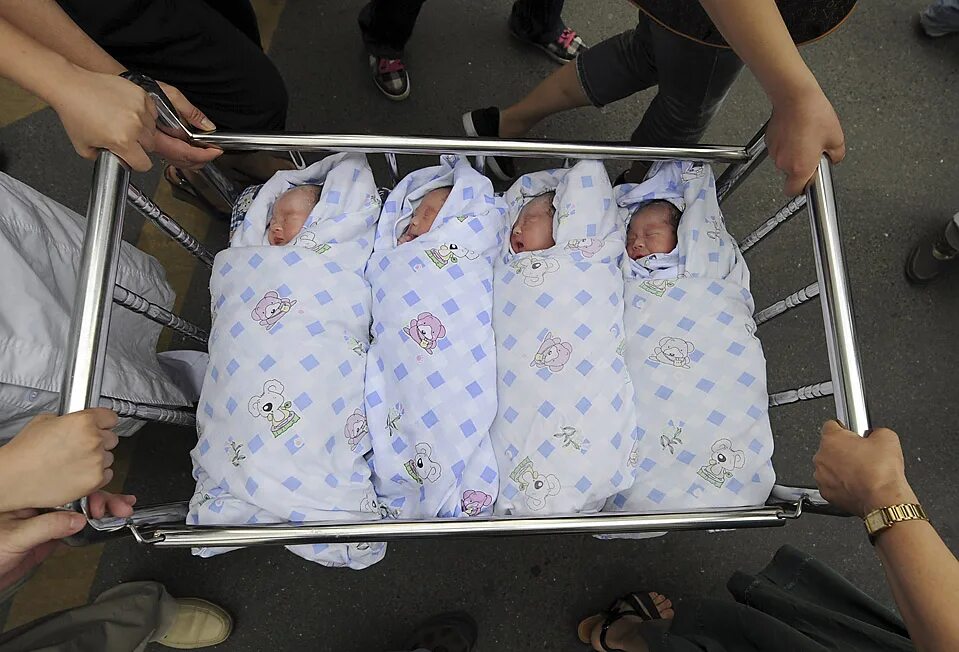 Новорождённые дети четверняшки. Фото новорожденных в роддоме. Китайские младенцы в роддоме.