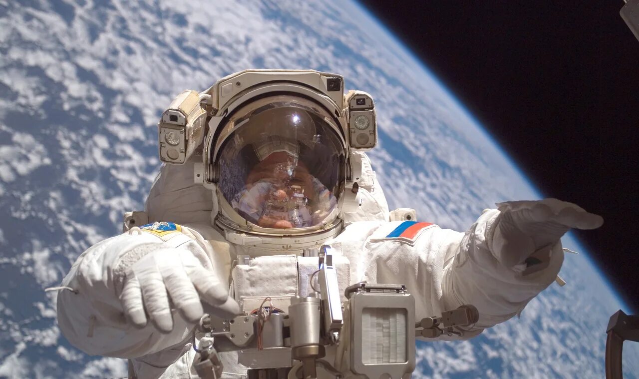 Космонавт россии в открытом космосе. Космонавт в космосе. Открытый космос. Космонавт в открытом космосе. Открытие космоса.