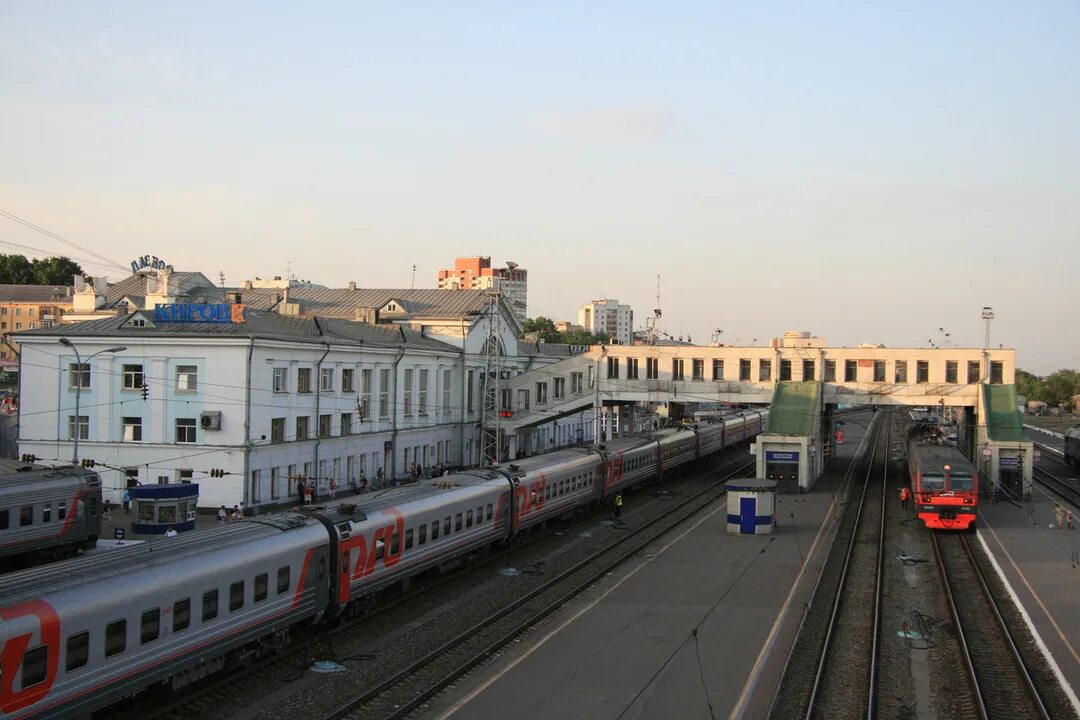 Спб киров поезд. Перрон Киров. Киров (станция). Вокзал Киров. Вокзал Киров поезд.