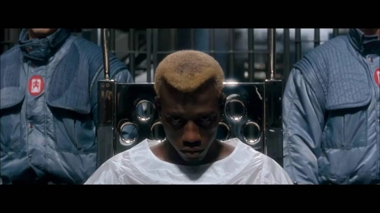 Разрушитель 1993. Уэсли снайпс саймон феникс. Разрушитель музыка. Demolition man 1993. Demolition man 1993.