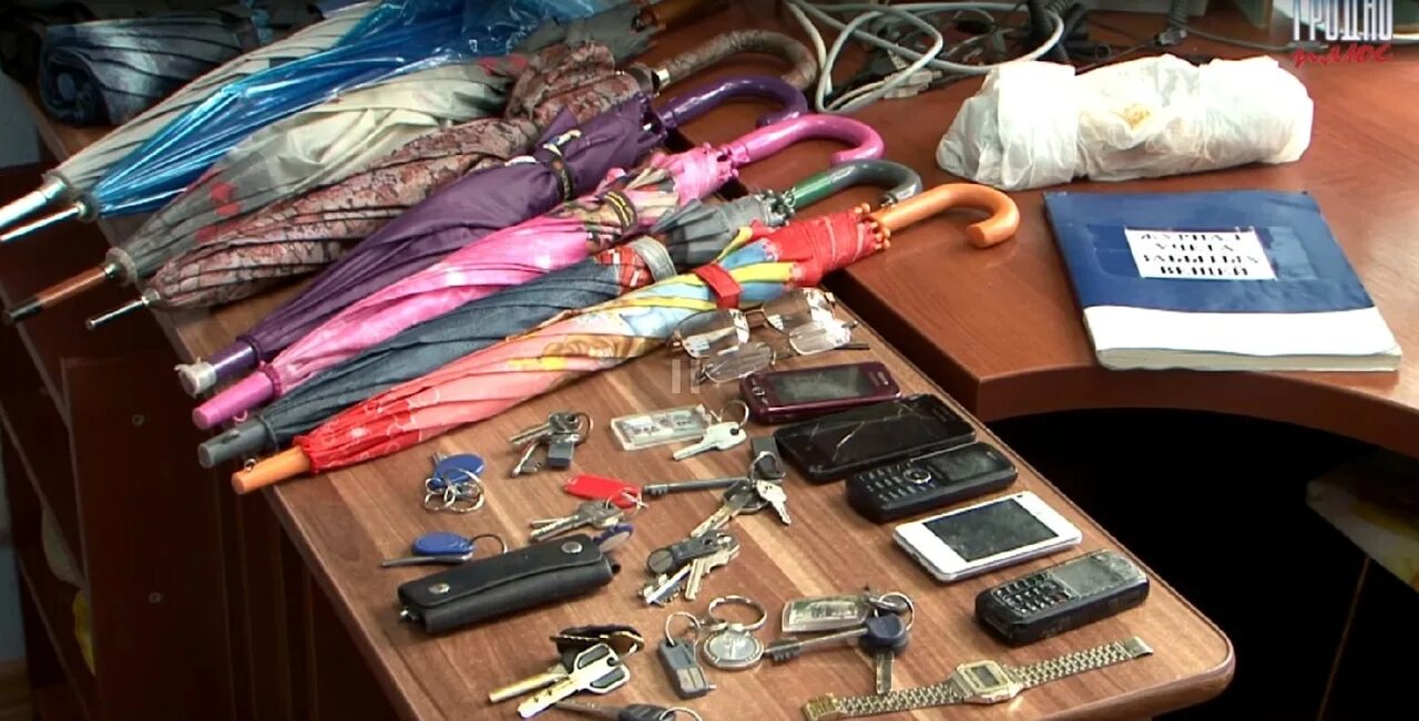 Чемодан с вещами. Вещи на станции. Собранные вещи. Сон потеря чемоданов. Сон потерять багаж.