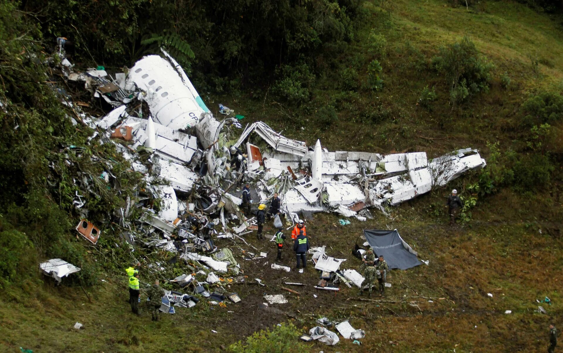 Катастрофа Bae 146 в Колумбии. Шапекоэнсе катастрофа. Упавший самолет Шапекоэнсе. Катастрофы на воздушном транспорте. Авиакатастрофы кратко