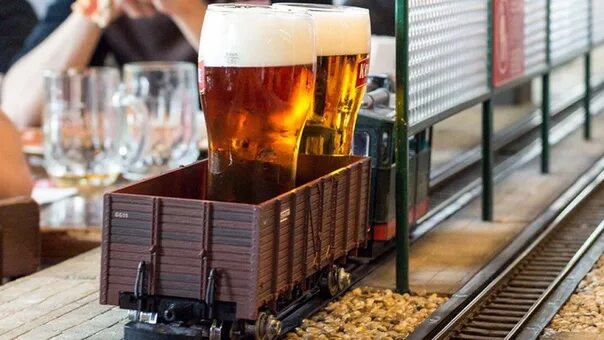 Пить пиво в поезде. Vytopna ресторан в Праге. Чехия пивной ресторан с паровозиками. Прага кафе с паровозиками.