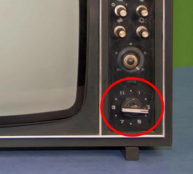 Телевизор Чайка 207. Ламповый телевизор электрон 703. Телевизор черно белый СССР С переключателем каналов сбоку.