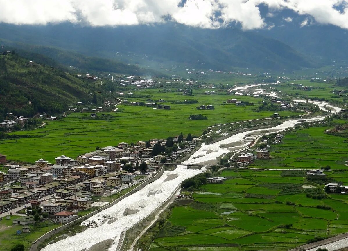 Бутан города. Долина паро бутан. Бутан столица Тхимпху. Аэропорт паро в бутане. Бутан Китай Долина Беюл.