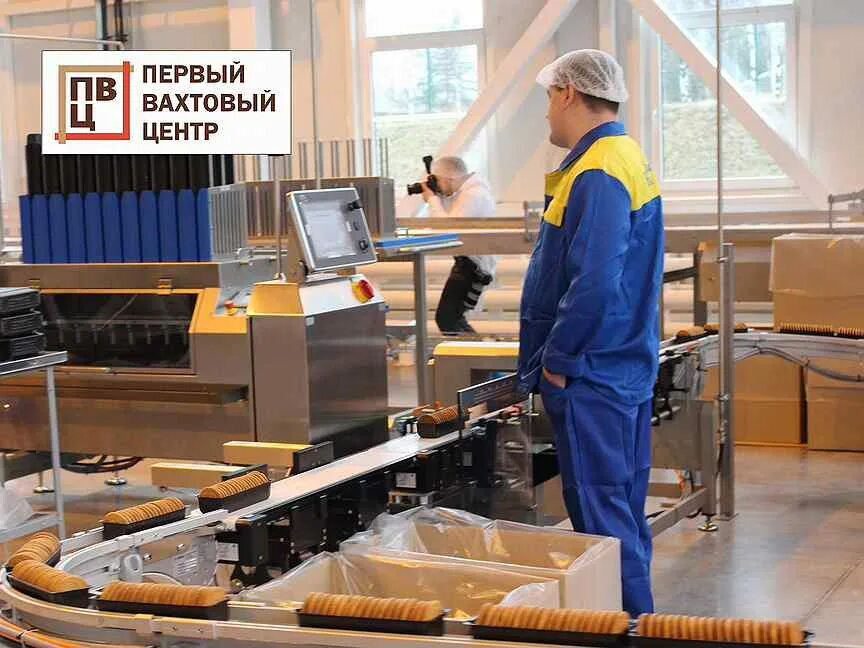 Ул станционная 32 к. Упаковка бумажных салфеток на производстве. Фасовщик пищевых продуктов. Фасовщица салфеток. Упаковщик пищевой продукции.