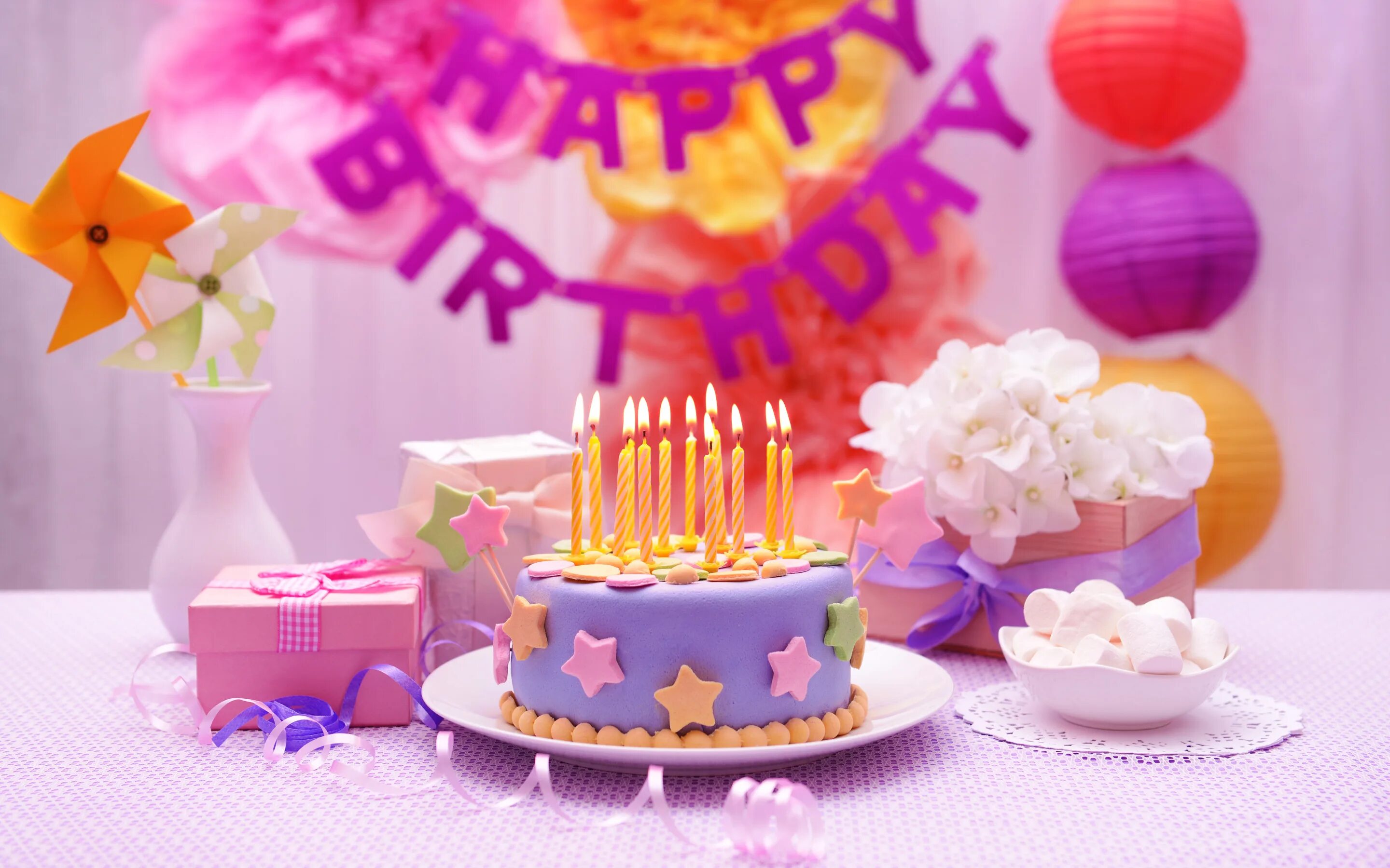 A birthday. Тортик с днем рождения. Красивый торт со свечами. С днем рождения тортиктик. Праздничный торт на день рождения.