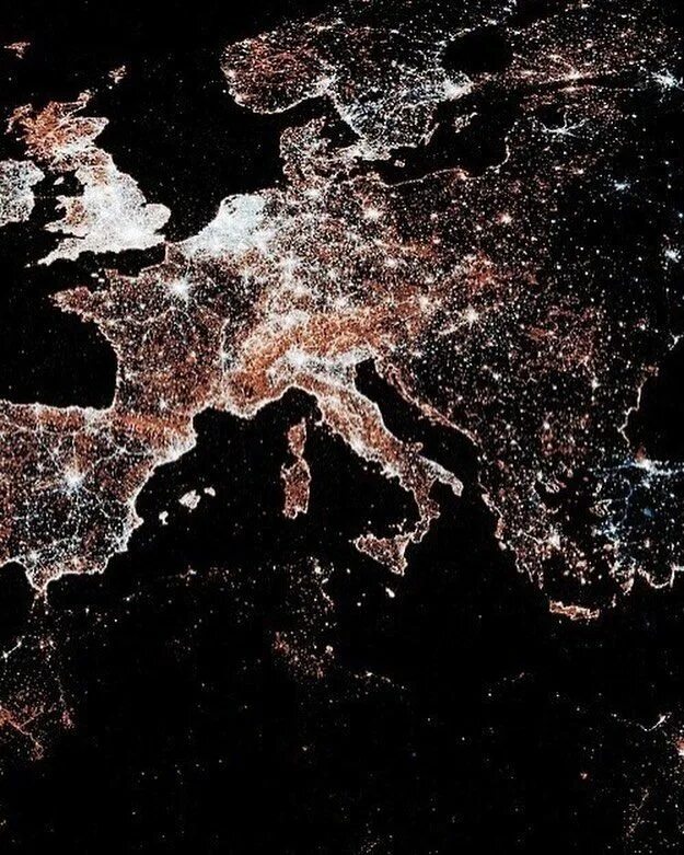 Ночи евразии. Европа из космоса ночью. Россия из космоса ночью. Ночная земля с космоса. Земля ночью.