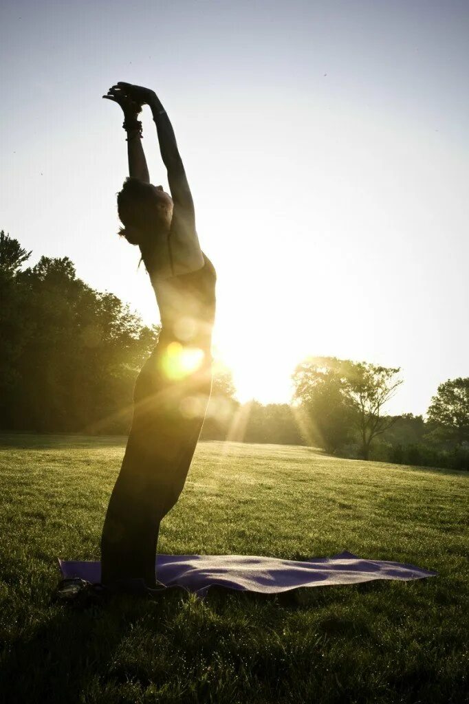 Доброго спортивного дня. Утренняя тренировка. Йога на природе. Фотосессия йога на природе. Спорт на природе.