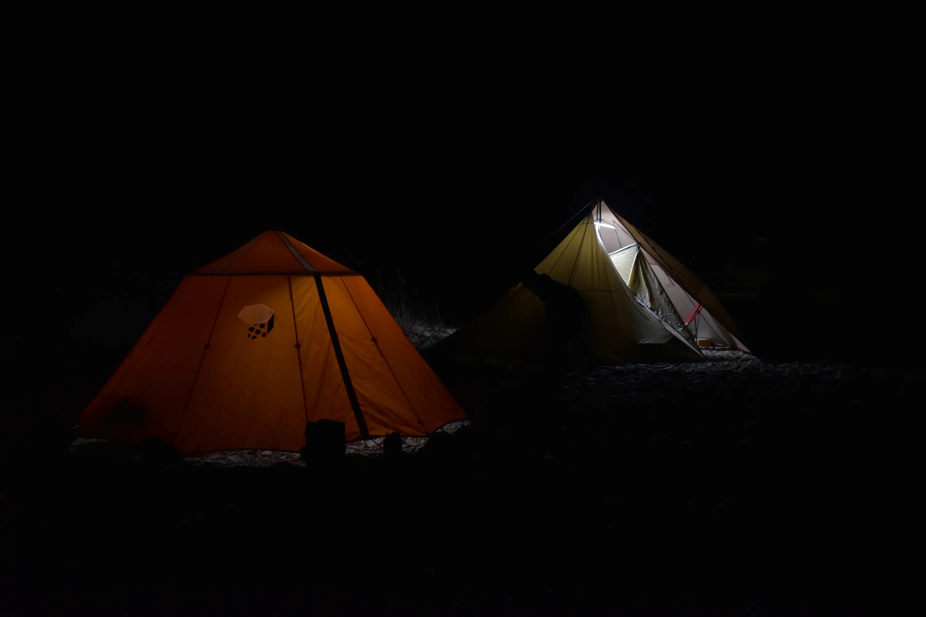 Night camp. Палатка. Палатка ночью. Палатка в лесу. Палатка на природе ночью.