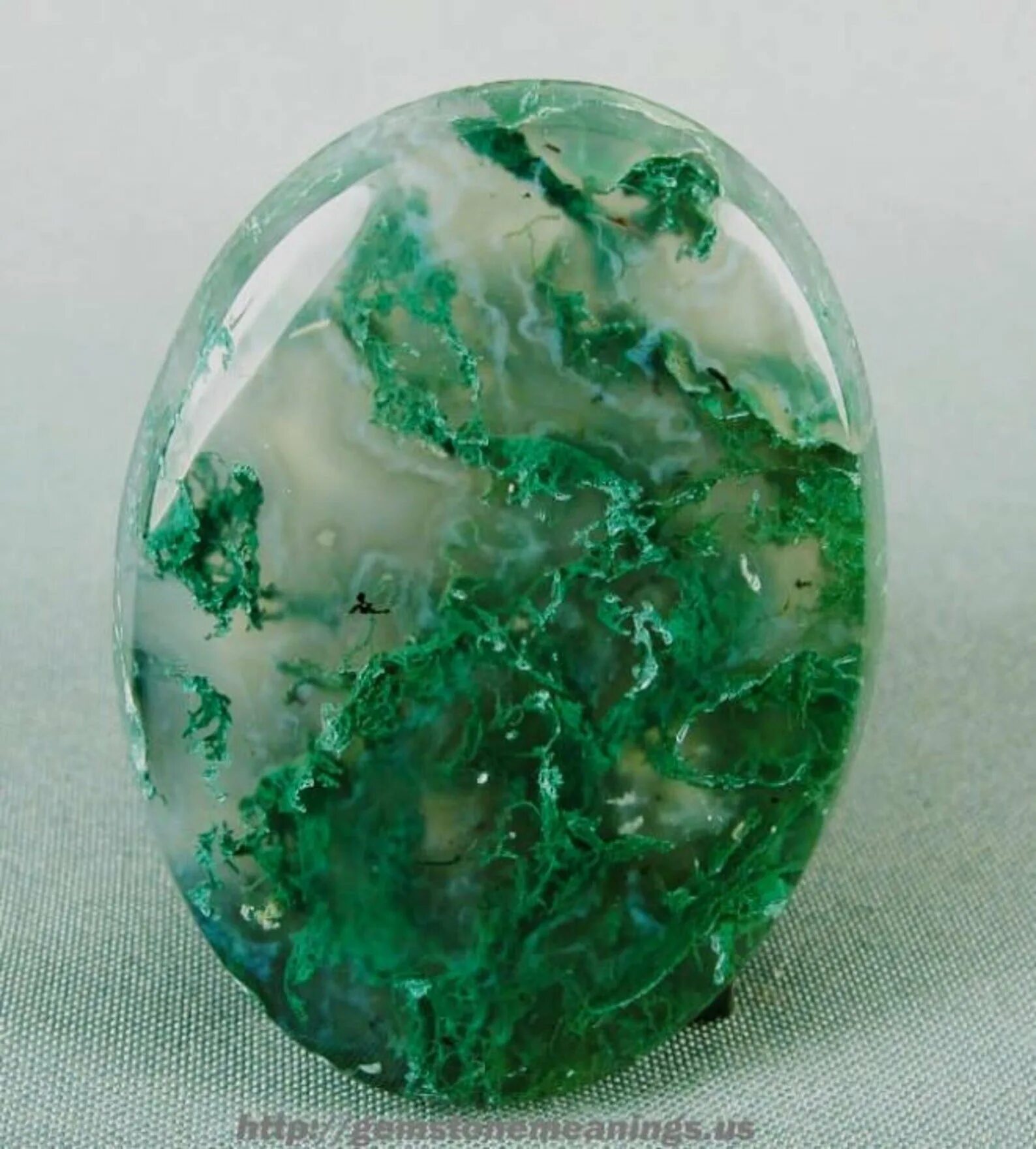 Moss Agate камень. Моховый агат зеленый. Зеленый агат празем. Моховый агат камень.