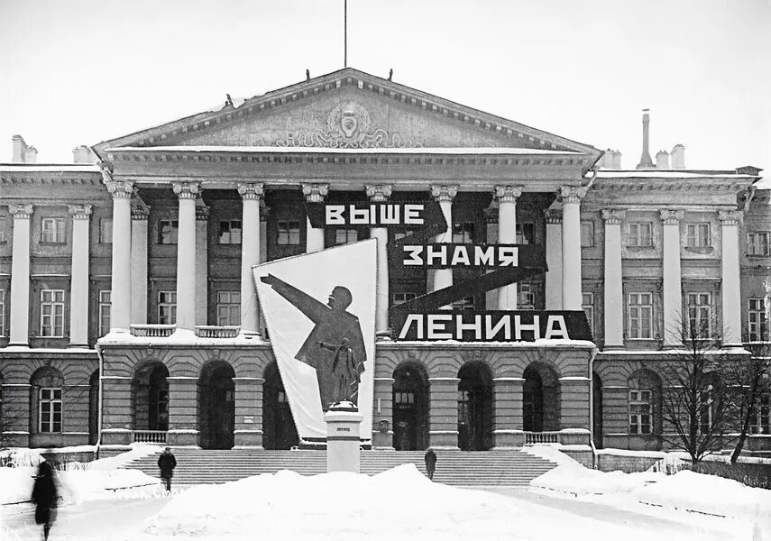 Смольный 1917. Смольный институт 1917. смольный штаб революции. смольный в 1917 году. ленинград смольный.