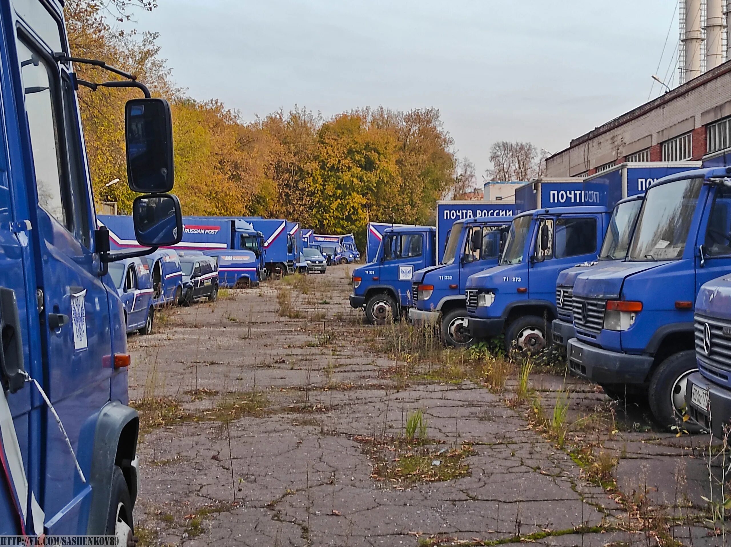 Списанные автомобили. Кладбище грузовых автомобилей. Списанные грузовые автомобили. Стоянка грузовых автомобилей. Автобаза почта