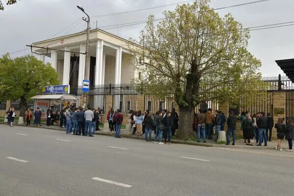 Посольство абхазии в рф. Российское посольство в Абхазии. Посольство РФ В Сухуме. Посольство Абхазии в Москве. Посольство РФ В Абхазии Сухум.