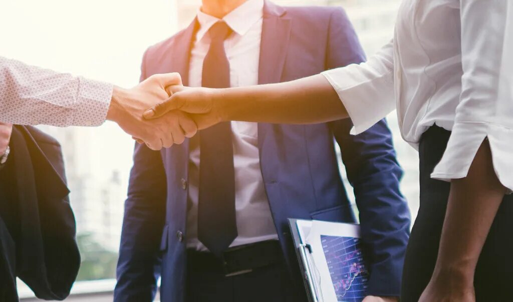 доверие человечки. мужчина и три женщины. три партнера решили. подготовка управленческого решения. юрисконсульт в организации.