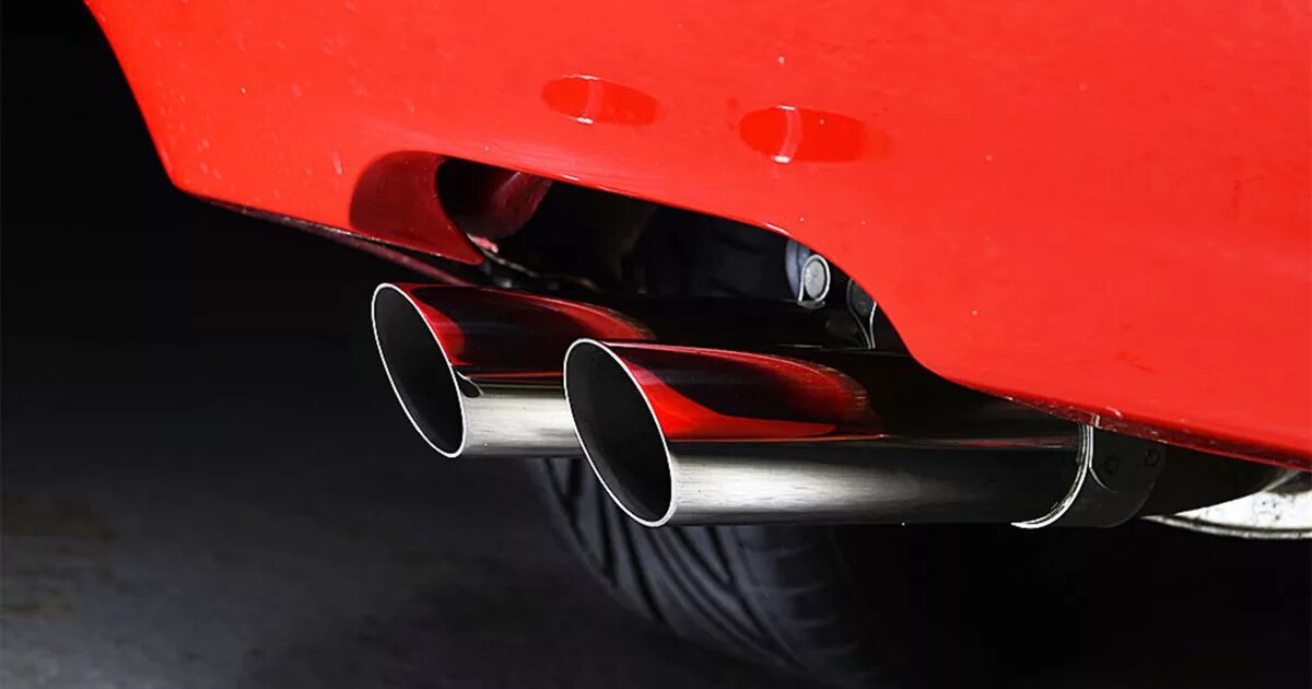 тюнингованный глушитель выхлопной системы. трубы для выхлопной системы автомобиля. выхлопные трубы на авто. прямоток muffler. выхлопная система машины.