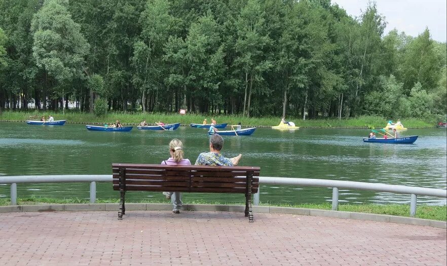 Погулять в подольске. Парки Москвы Измайловский парк пруд. Измайловский парк озеро круглое. Круглый пруд в Измайловском парке. Измайловский парк большой пруд.