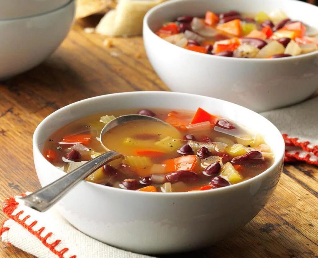Суп на обед быстро и вкусно. Суп фасолевый постный. суп с фасолью консервированной. постный суп с фасолью консервированной. постный фасолевый суп из консервированной.