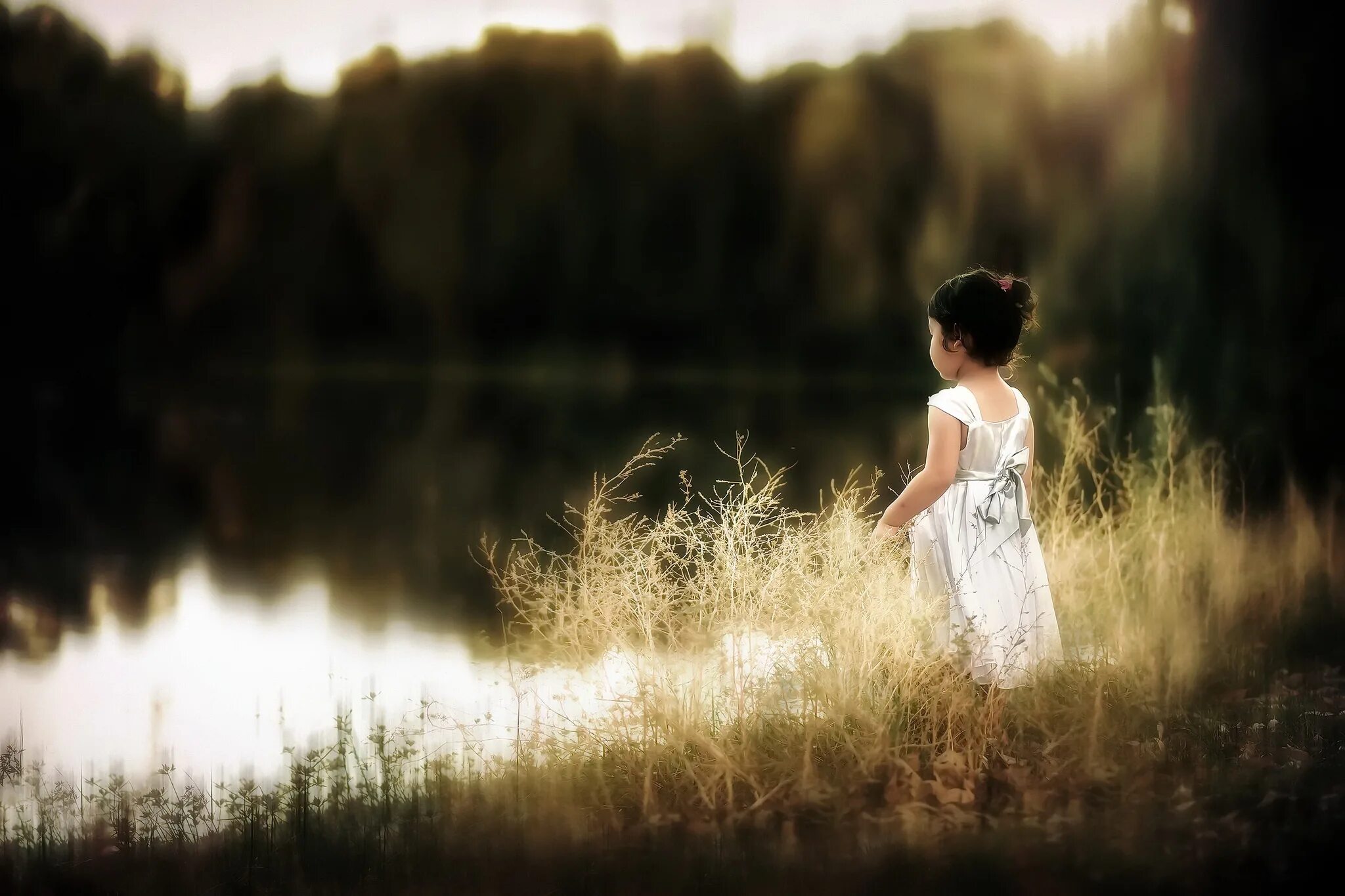 Девушка в поле. Mischievous woman. Пробежка экологическая. Человек в поле. Девочка на природе.