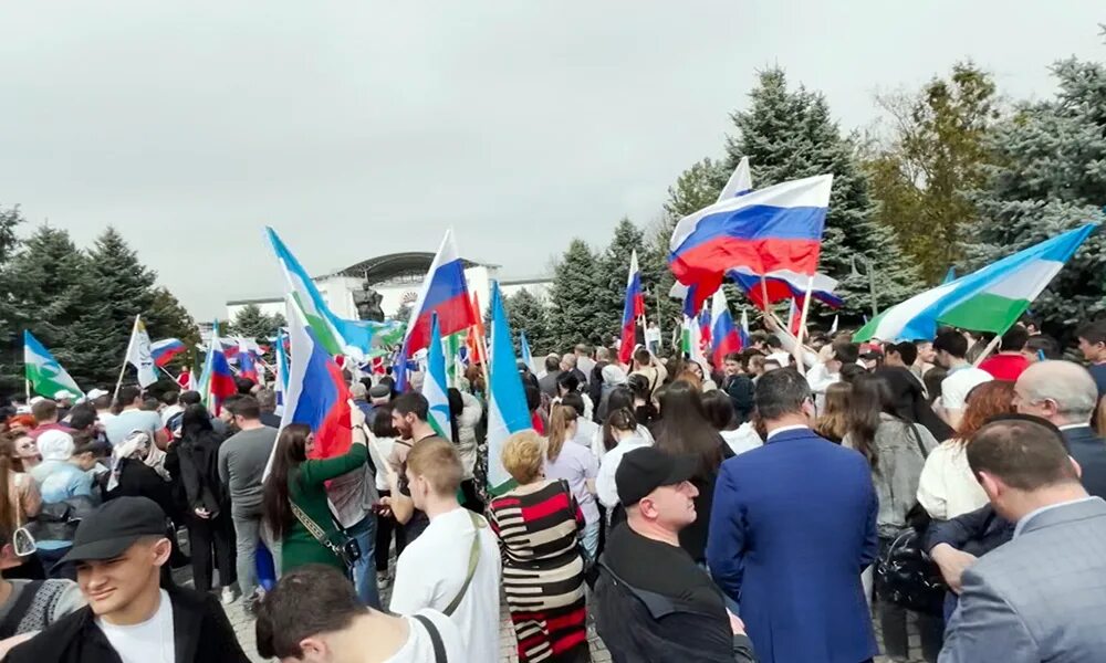 Митинги в России. Донбасс митинг за Россию. Митинг в поддержку. Митинг в Москве. Митинг в поддержку прошел