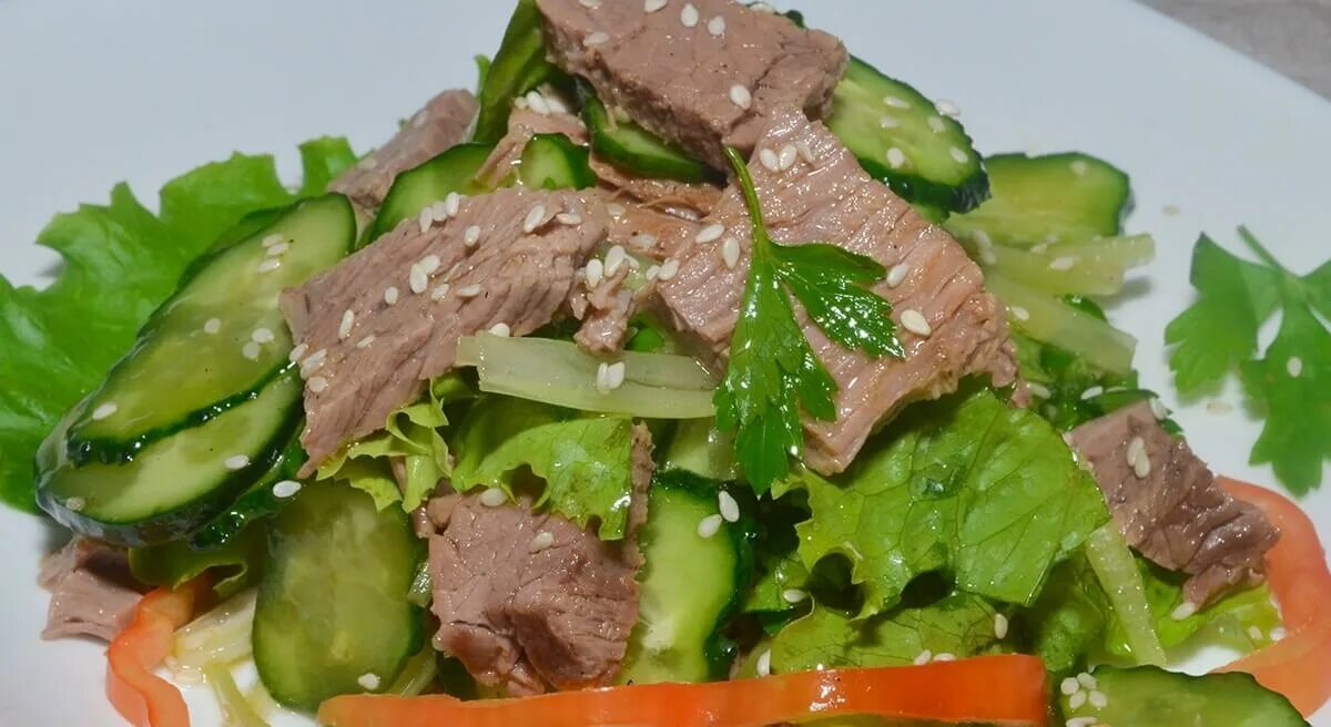 Рецепты салата с мясом с фото. Салат говядина с огурцом. Салат мясной из говядины. Салат с зеленью и мясом. Салат из языка с огурцом.