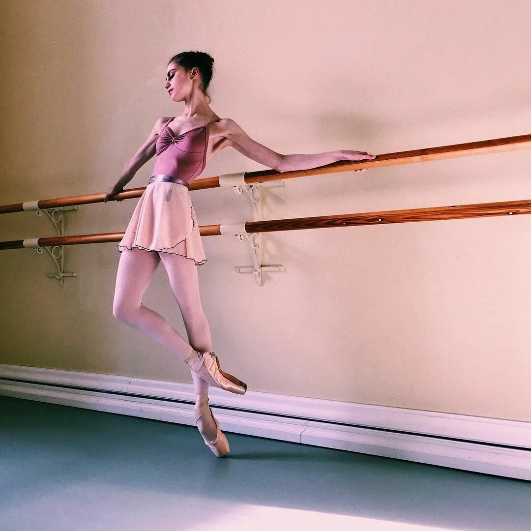 Пуанты балерины. Что носят балерины. Одежда балерины. Что носят балерины. Балерины тренируются.