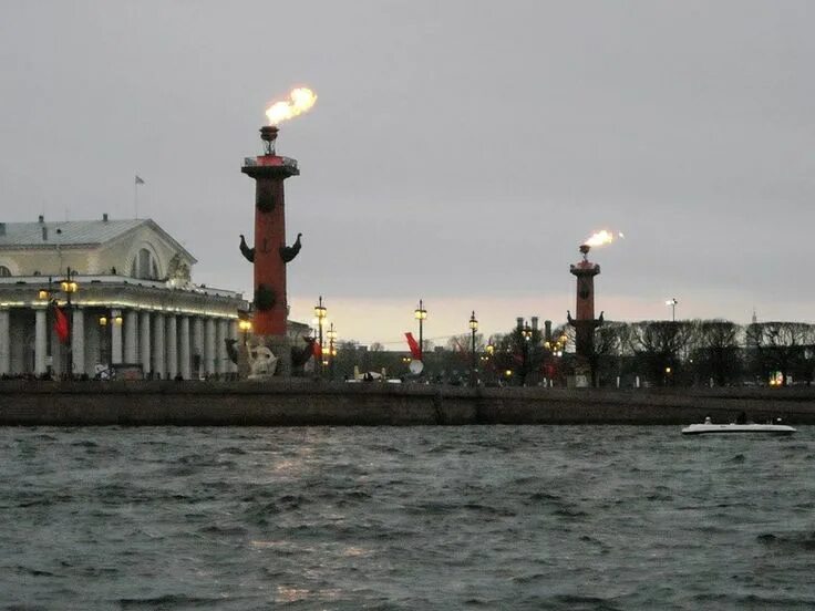 Расстрельная колонна в петербурге. Ростральные колонны санкт-петербург. колонны на васильевском острове. ростральные колонны петропавловская крепость. стрелка васильевского острова в санкт-петербурге колонны.