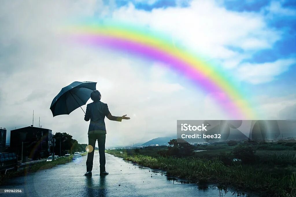 Дождь Радуга романтика креативные фото. Sky after Rain. Holding an Umbrella. People holding Umbrellas Sunny.