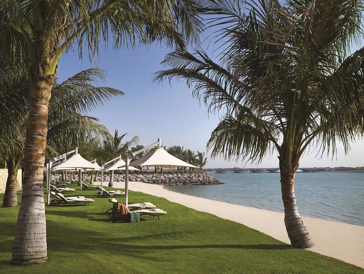 Shangri-la qaryat al beri, abu dhabi. Shangri-la hotel qaryat al beri 5*. Шангри ла абу даби пляж. Шангри ла абу даби. Виллы в абу даби фото.
