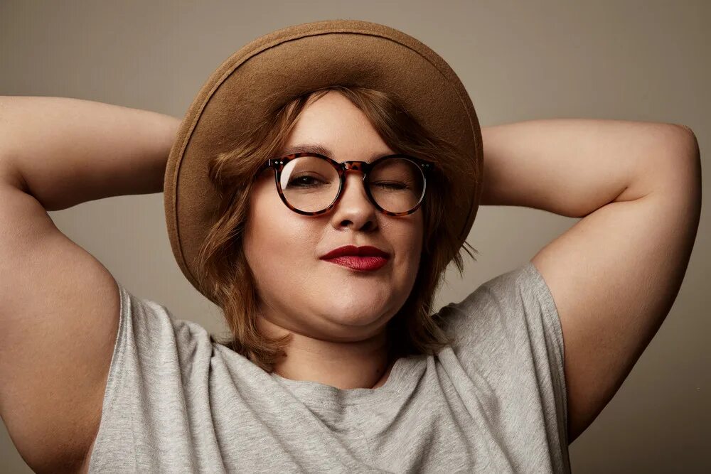 Портрет женщины в очках. Дерзкая девушка. Прически для полных женщин в очках. Женщина в солнечных очках. Лена майер-ландрут.