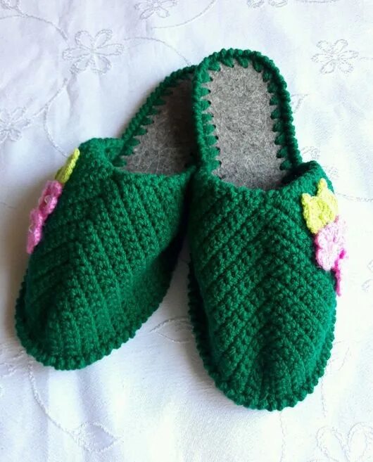 Вязаные тапочки зинаиды скурихиной. Шлепки на войлочной подошве. Тапочки sideways slipper. Шлепки на войлочной подошве. Шлепанцы крючком на войлочной подошве.
