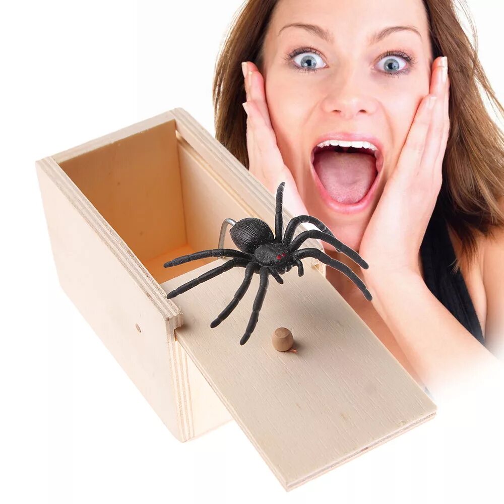 Ребенок с лупой. Удивляющие штуки. Паук для розыгрыша. Девушка удивление. Удивляющие штуки.