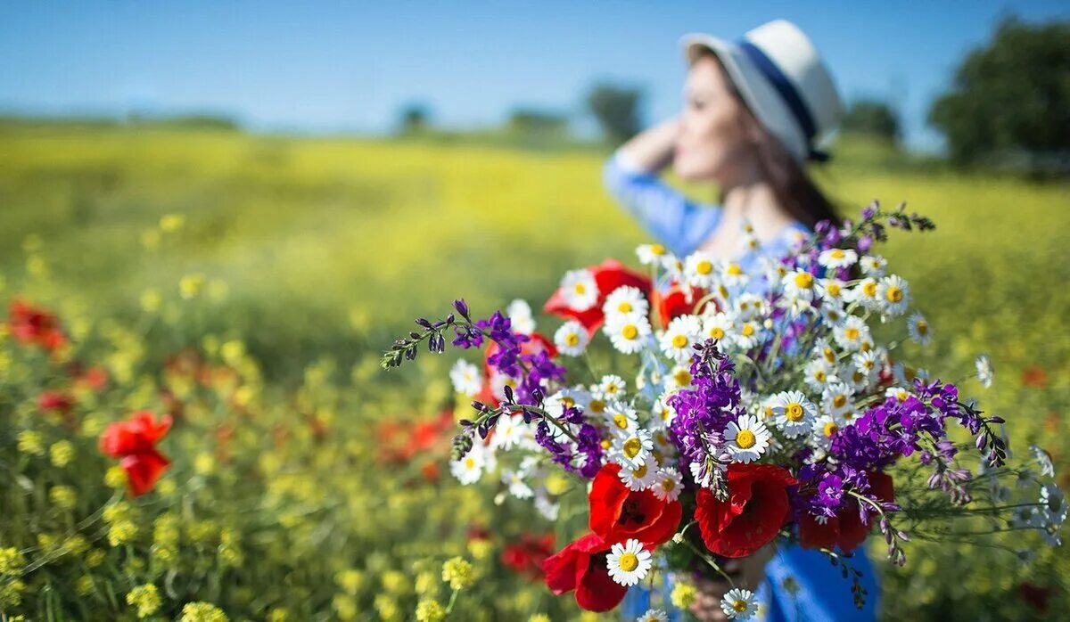 Сколько идет между нами лето. Яркие полевые цветы. Летние цветы букет. Охапка полевых цветов. Девушка с букетом полевых цветов.