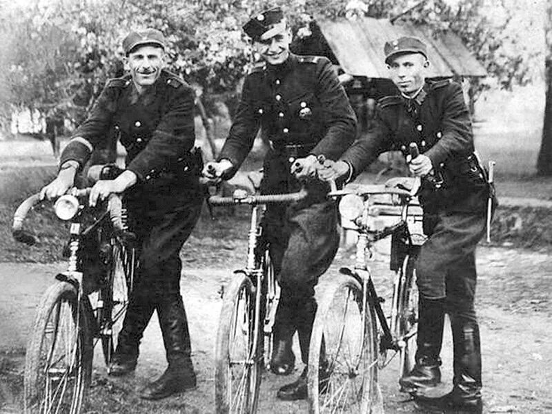 Кто такие полицаи. Полицаи Германии 1942. Полицаи в Белоруссии в деревнях 1941. 1942 Белоруссия полицаи.