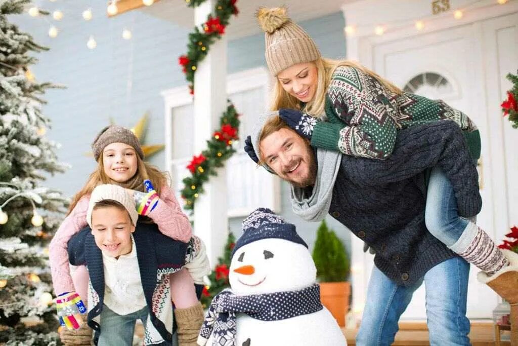 Дети наряжают елку. Новогодние семейные традиции. Предновогодний праздник для детей. Дети делают новогодние поделки. Дети украшают елку.