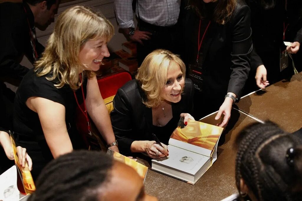 Раздавать автографы. Раздавать автографы. Раздавать автографы. Пейтон раздает автографы. Певец раздает автографы.